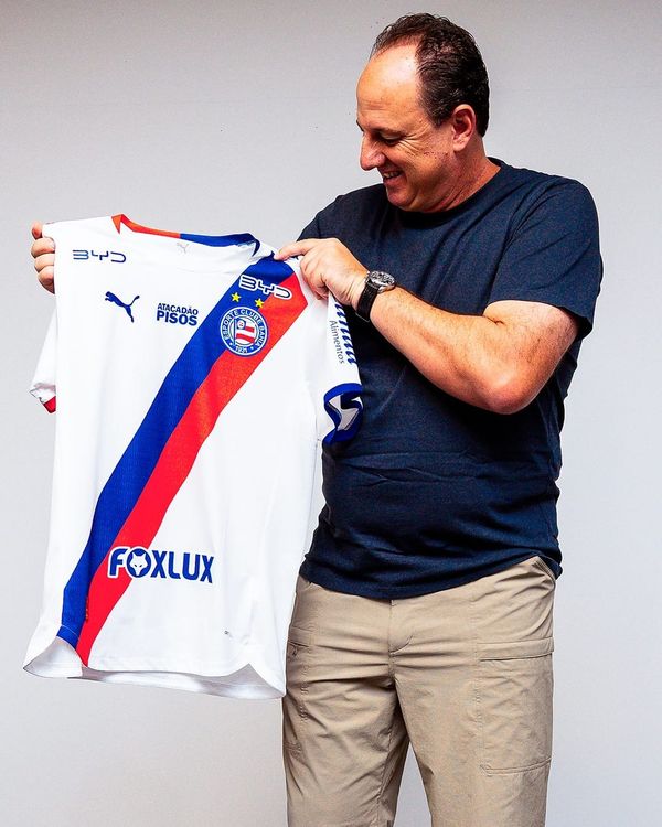 Rog&eacute;rio Ceni com camisa do Bahia - Foto: Let&iacute;cia Martins / EC Bahia