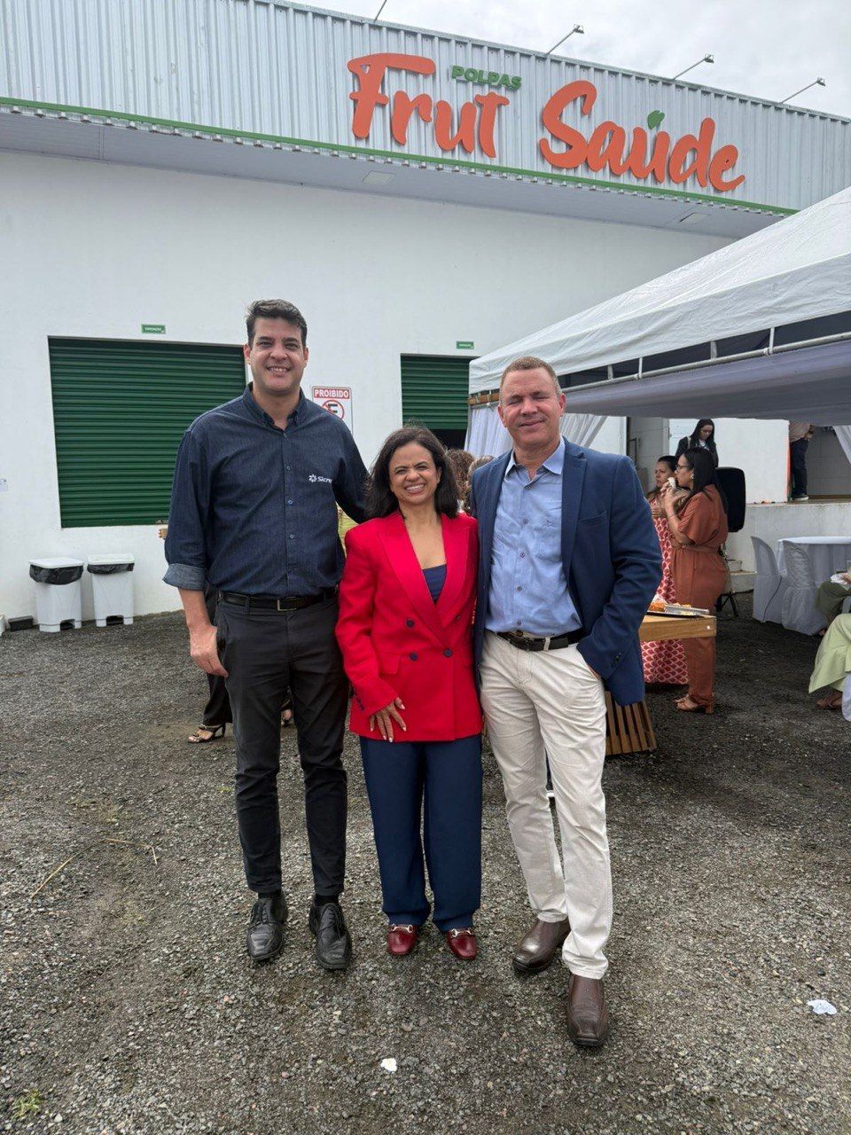 Landulfo Braisleiro, gerente da gerente da ag&ecirc;ncia Sicredi de Feira de Santana, Kesley Jordana e Jorge Biancchi
